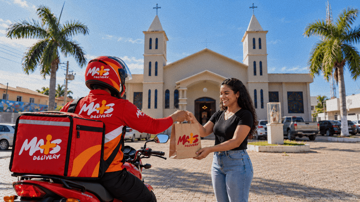 Entregador do Mais Delivery realizando uma entrega em frente à Paróquia Sant’Ana, no centro de Posse (GO), com mochila e uniforme personalizados.